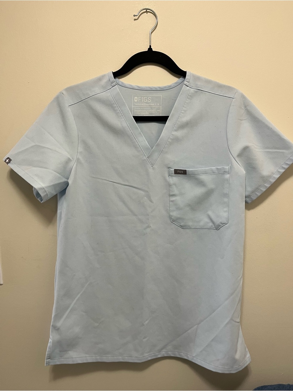 Figs Men’s V-Neck Scrub Top - Light Blue